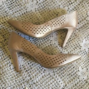 RIALTO CHAMPAGNE METALLIC HEELS SIZE 9.5 COMFY